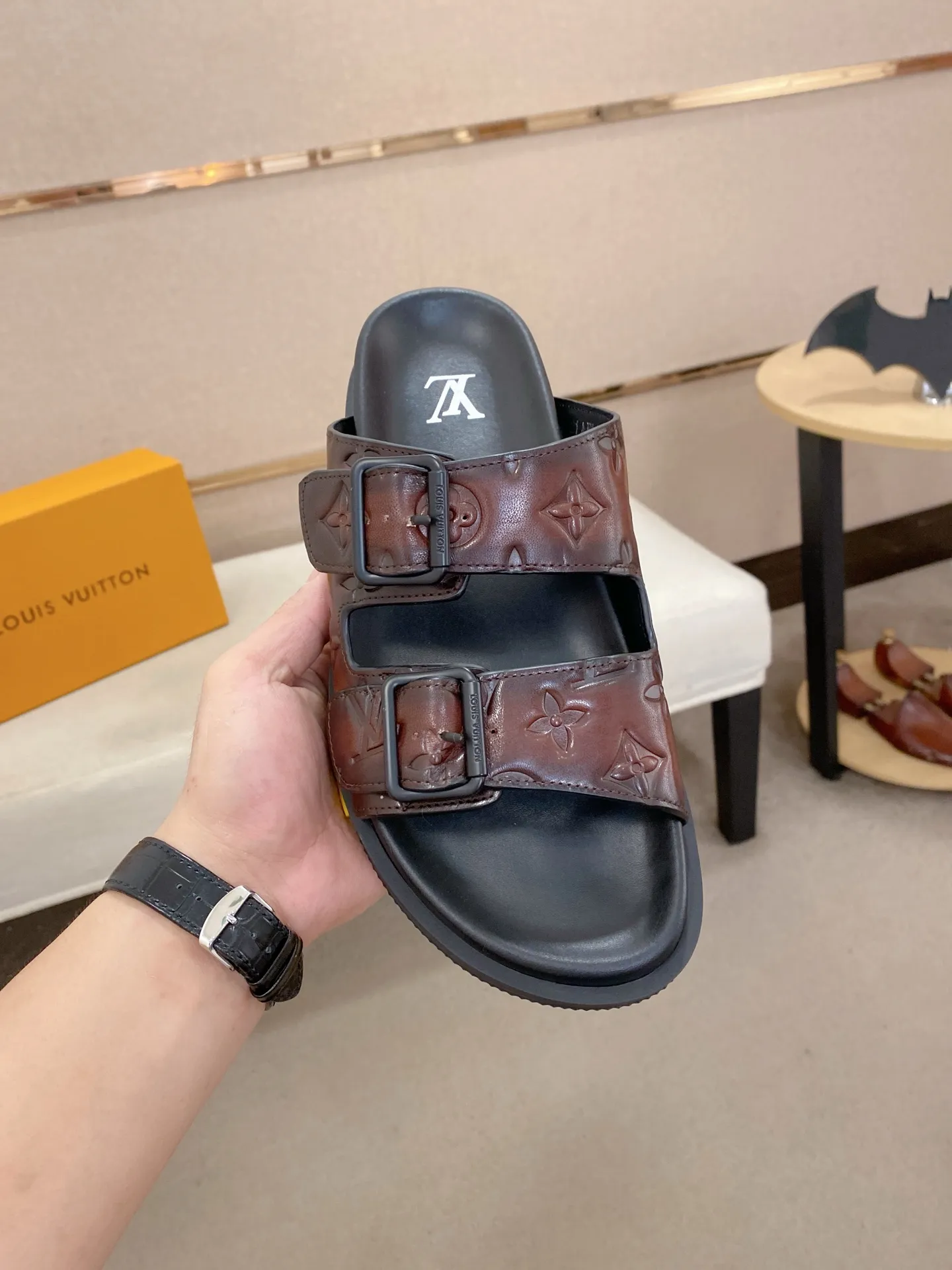 Factory price: 420💰Made by LV🔍Top purchasing agent. Men's spring and summer slippers are available at the same counter. The uppers are made of cowhide imported from Italy. High-quality craftsmanship, soles: original soles specially provided by the original factory, exclusive movable molded soles are super comfortable, original factory follow-up goods, 🔍🔍high quality, can be entered and exited the counter at will, welcome to compare, code number 38-44. Can be customized45